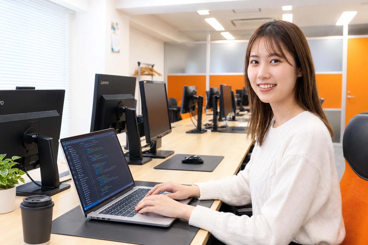 オフィスでノートPCに向かうbondbandの社員
